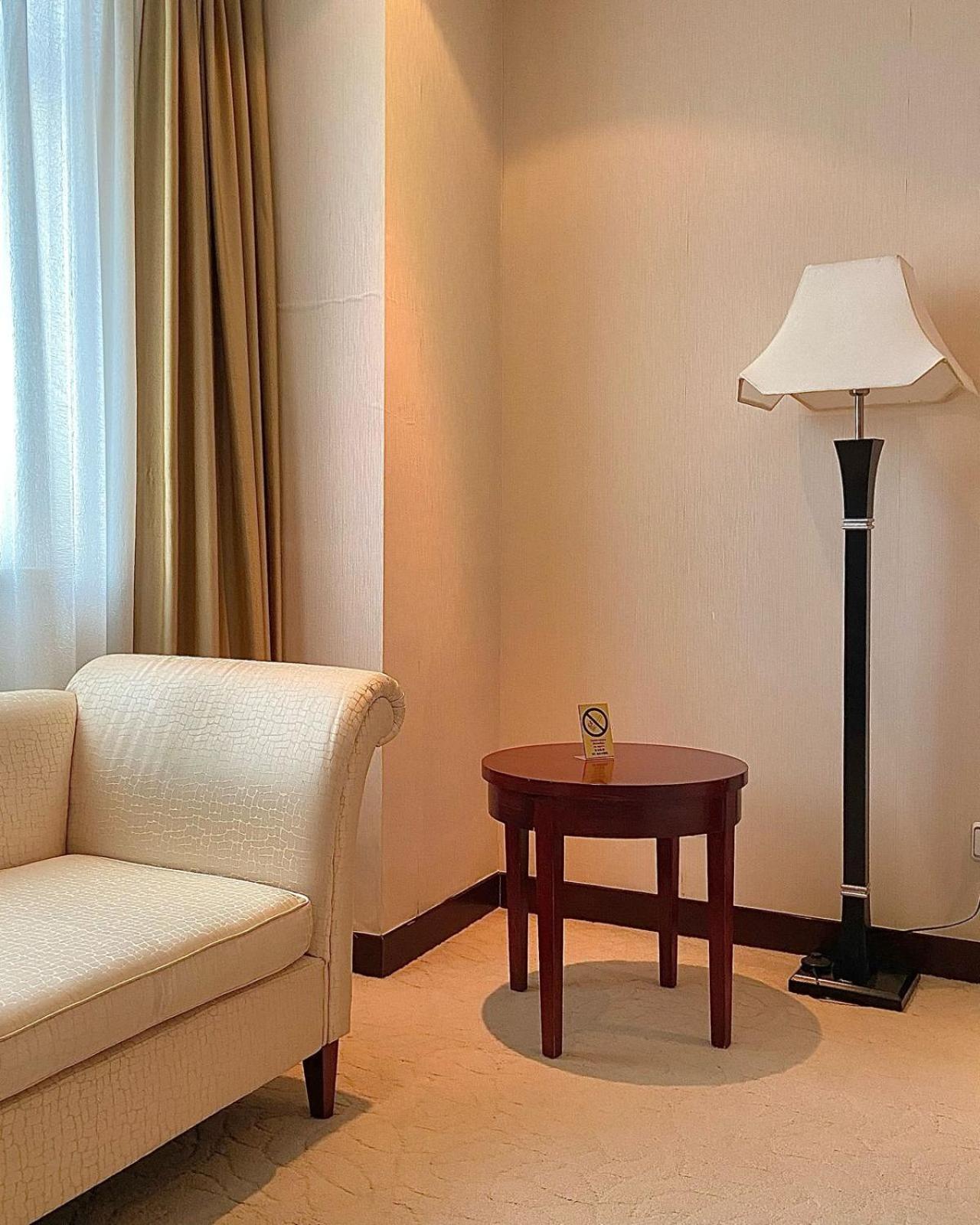โรงแรม เบจิง พาเลซ โซลักซ์ แอสทานา อัสตานา ภายนอก รูปภาพ A floor lamp