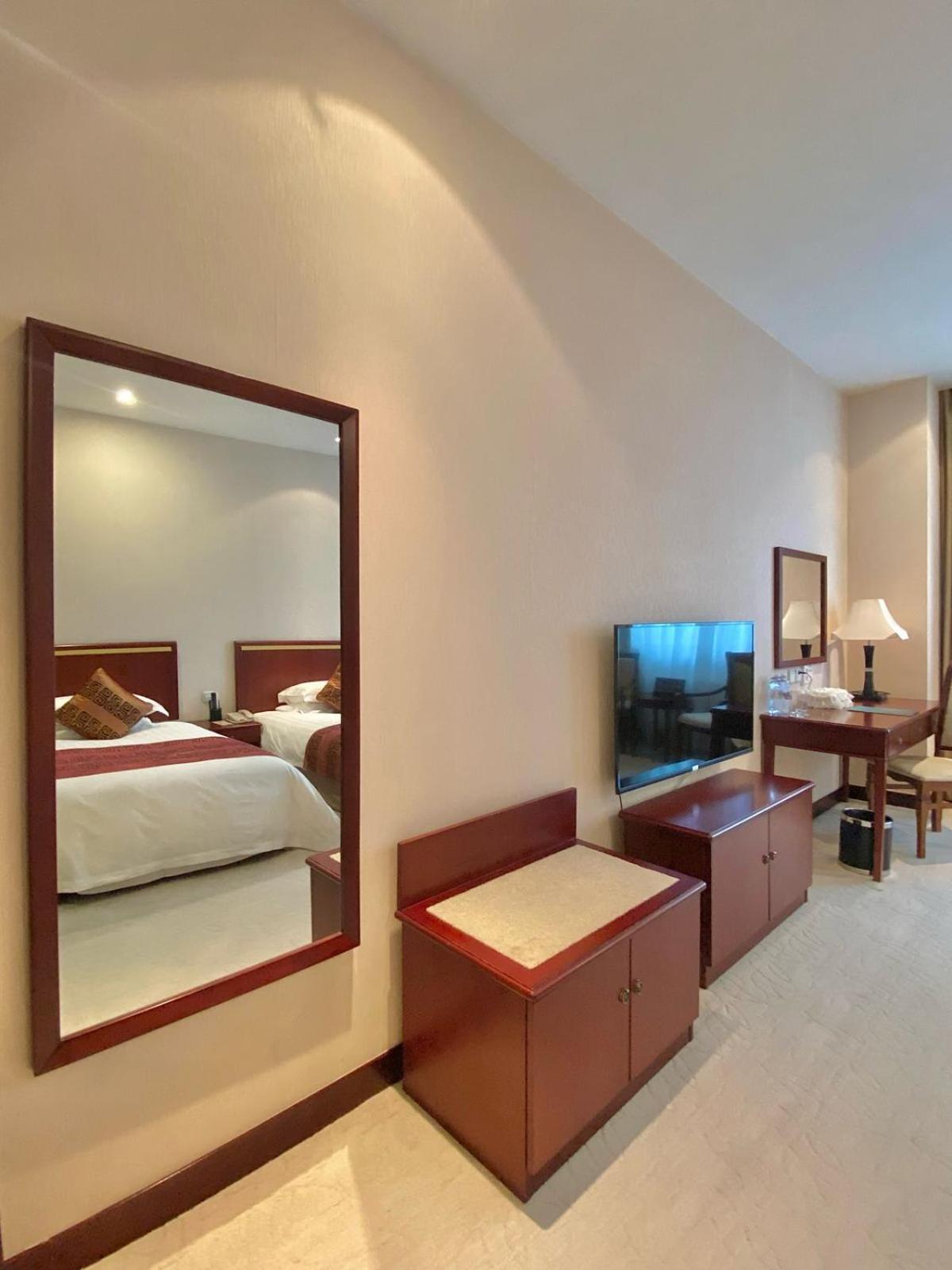 โรงแรม เบจิง พาเลซ โซลักซ์ แอสทานา อัสตานา ภายนอก รูปภาพ A room at the hotel