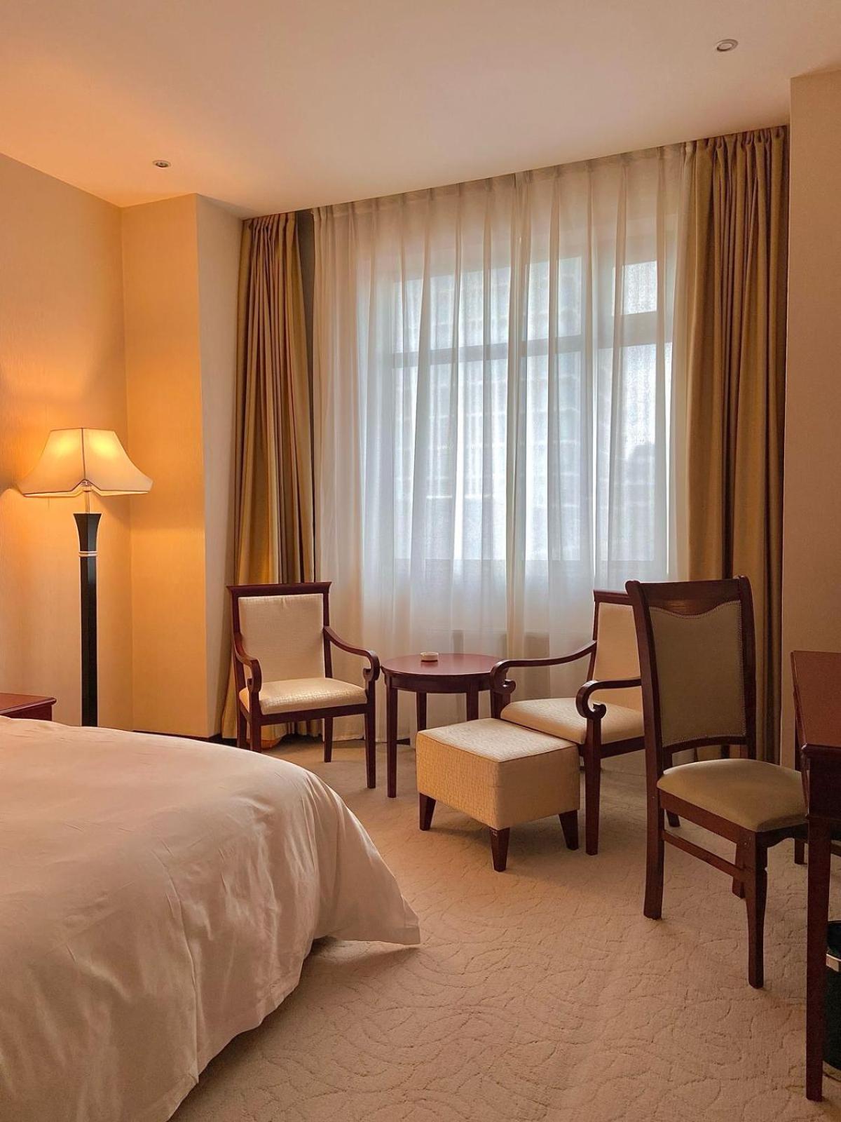 โรงแรม เบจิง พาเลซ โซลักซ์ แอสทานา อัสตานา ภายนอก รูปภาพ A room at the hotel