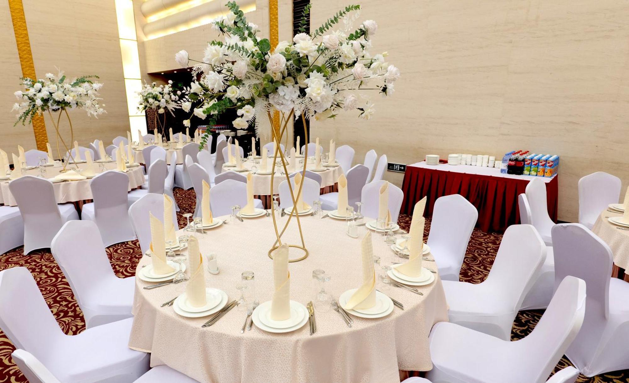 โรงแรม เบจิง พาเลซ โซลักซ์ แอสทานา อัสตานา ภายนอก รูปภาพ A table set for a formal dinner