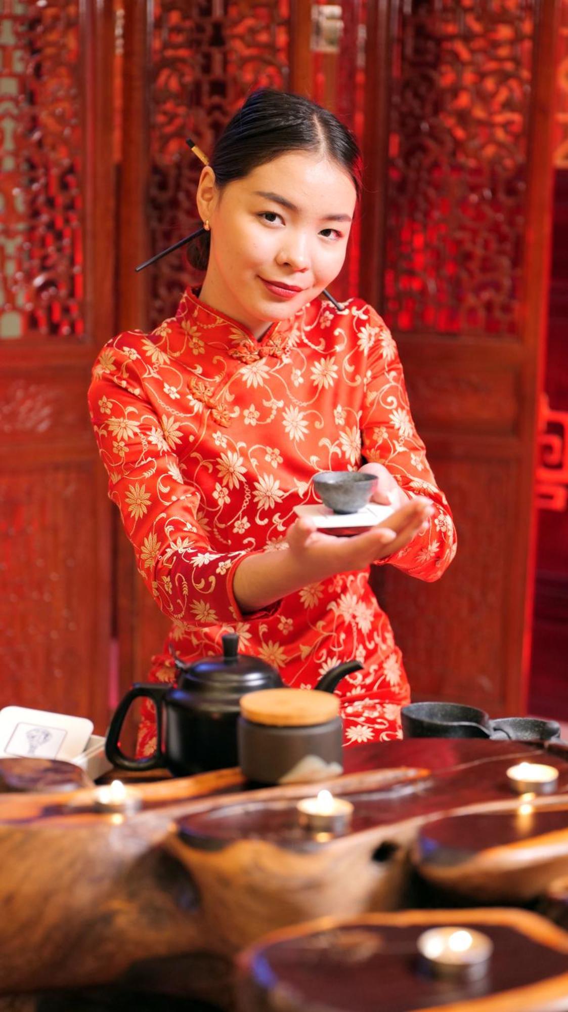 โรงแรม เบจิง พาเลซ โซลักซ์ แอสทานา อัสตานา ภายนอก รูปภาพ A woman wearing a qipao