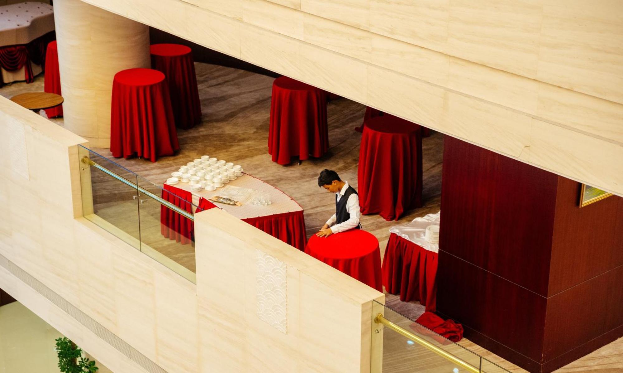 โรงแรม เบจิง พาเลซ โซลักซ์ แอสทานา อัสตานา ภายนอก รูปภาพ A hotel staff sets up a cocktail reception