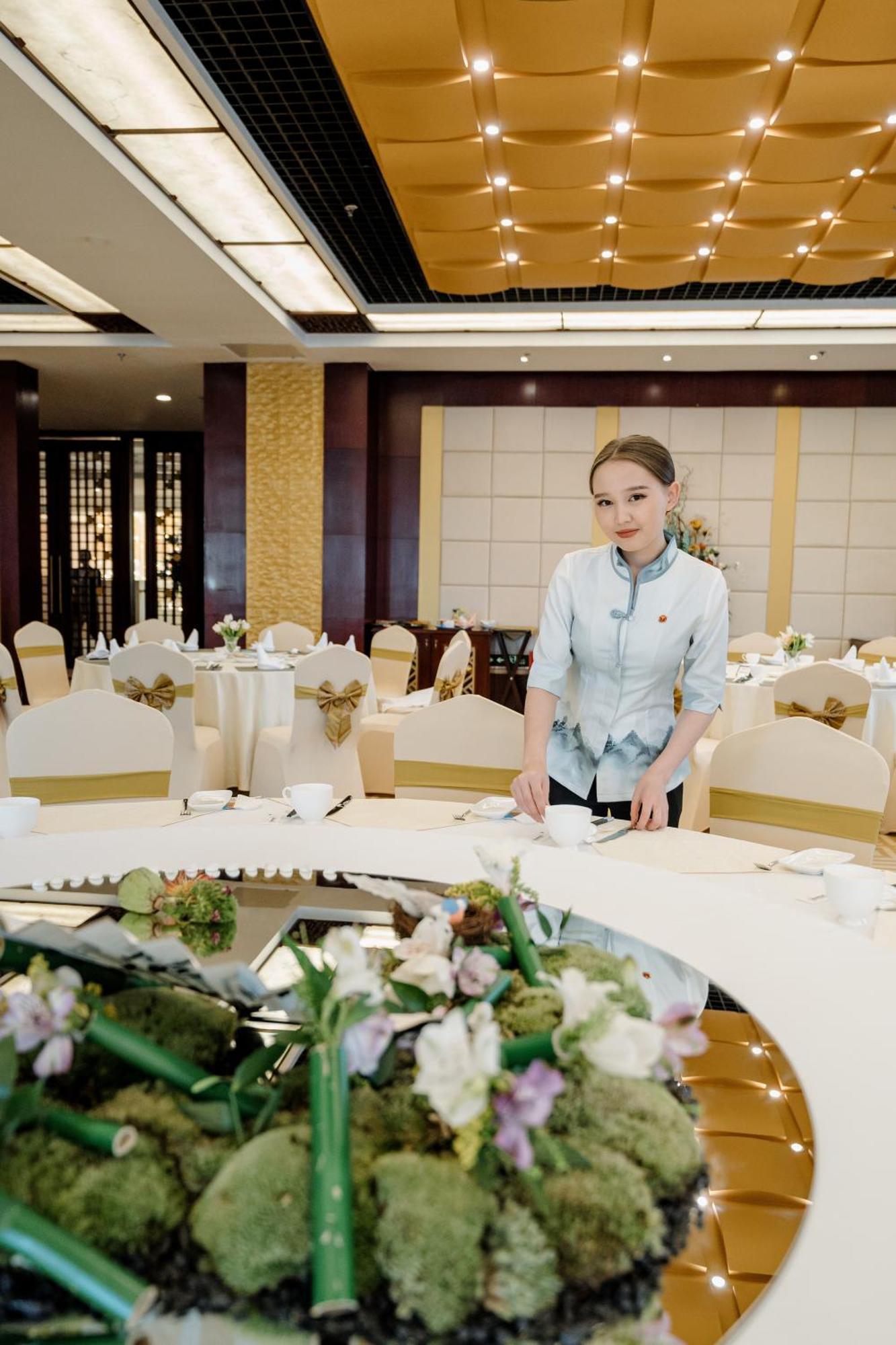 โรงแรม เบจิง พาเลซ โซลักซ์ แอสทานา อัสตานา ภายนอก รูปภาพ A restaurant hostess