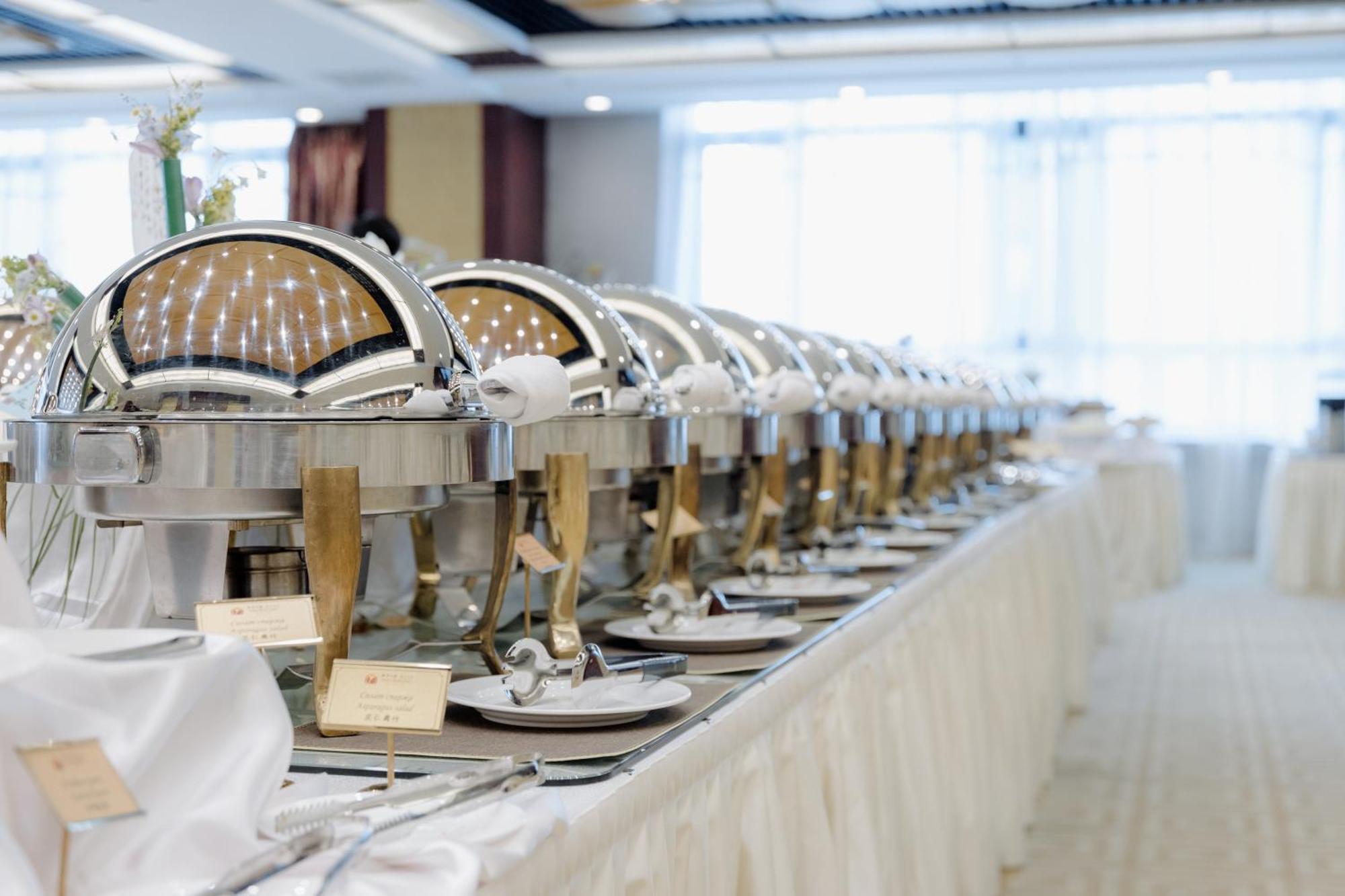 โรงแรม เบจิง พาเลซ โซลักซ์ แอสทานา อัสตานา ภายนอก รูปภาพ A row of chafing dishes