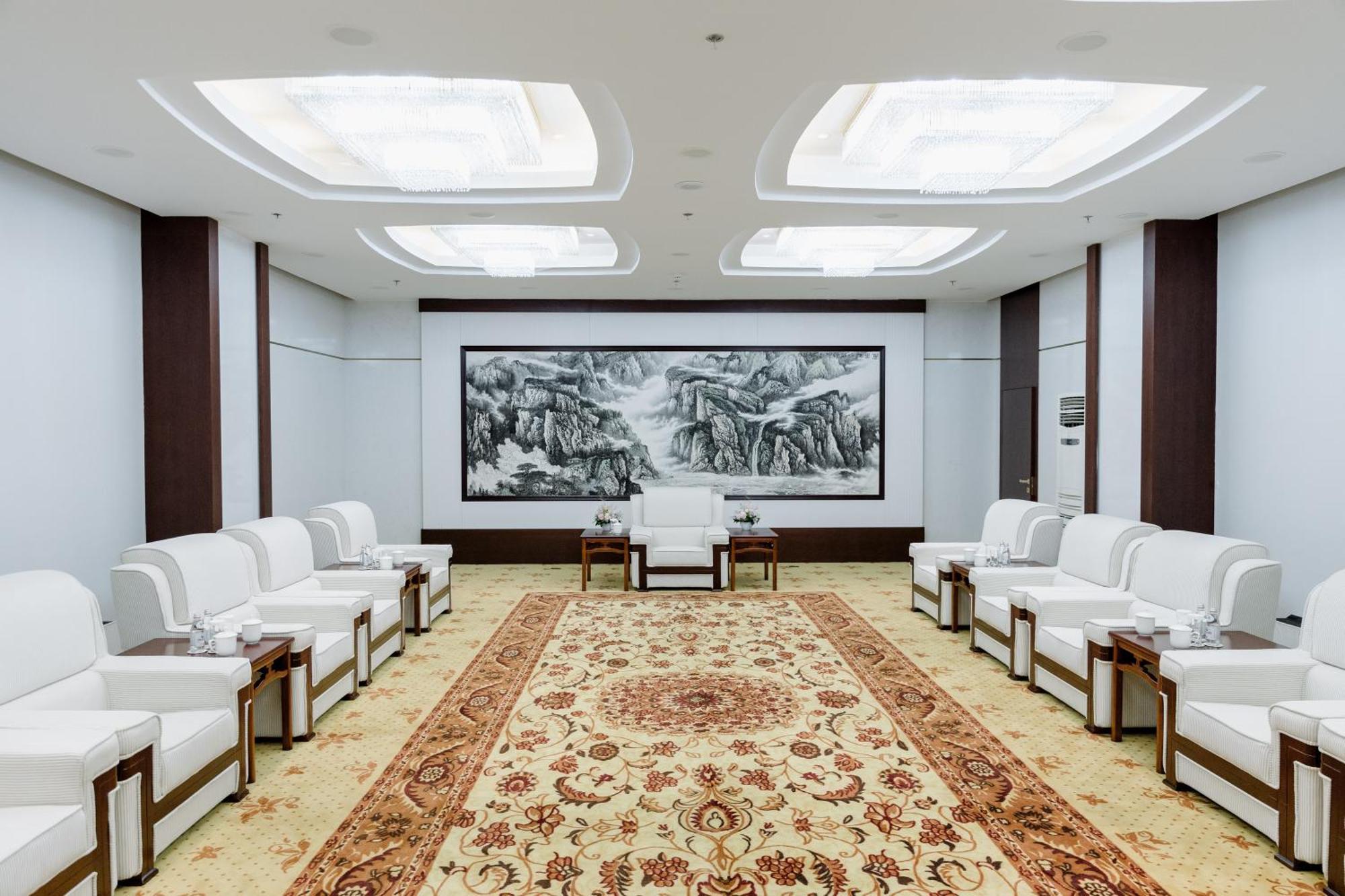โรงแรม เบจิง พาเลซ โซลักซ์ แอสทานา อัสตานา ภายนอก รูปภาพ The waiting room of the airport