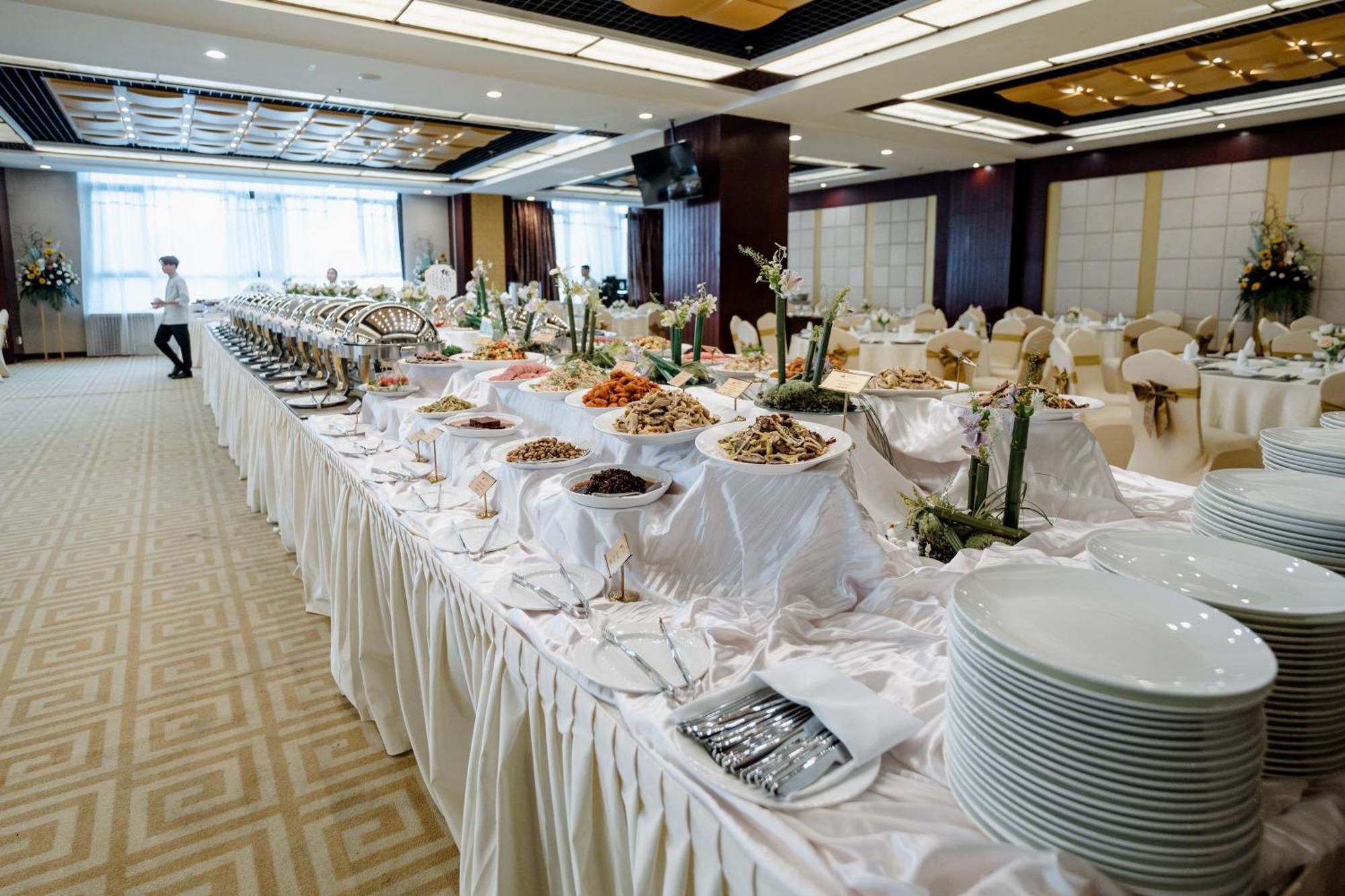 โรงแรม เบจิง พาเลซ โซลักซ์ แอสทานา อัสตานา ภายนอก รูปภาพ A buffet at a wedding reception