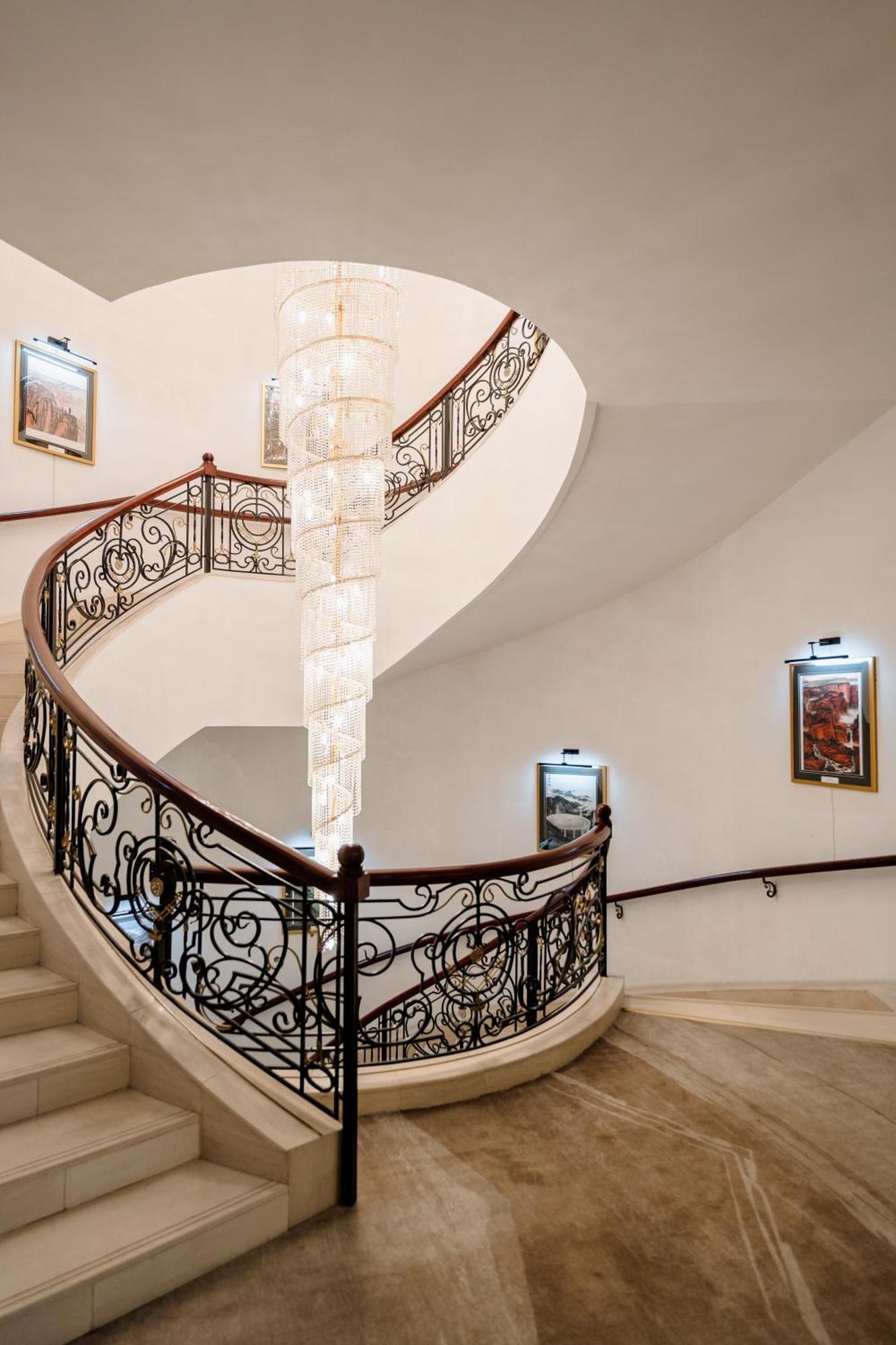 โรงแรม เบจิง พาเลซ โซลักซ์ แอสทานา อัสตานา ภายนอก รูปภาพ Staircase