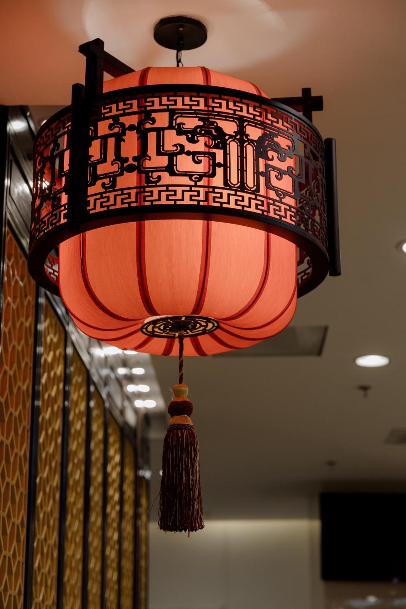 โรงแรม เบจิง พาเลซ โซลักซ์ แอสทานา อัสตานา ภายนอก รูปภาพ A Chinese lantern