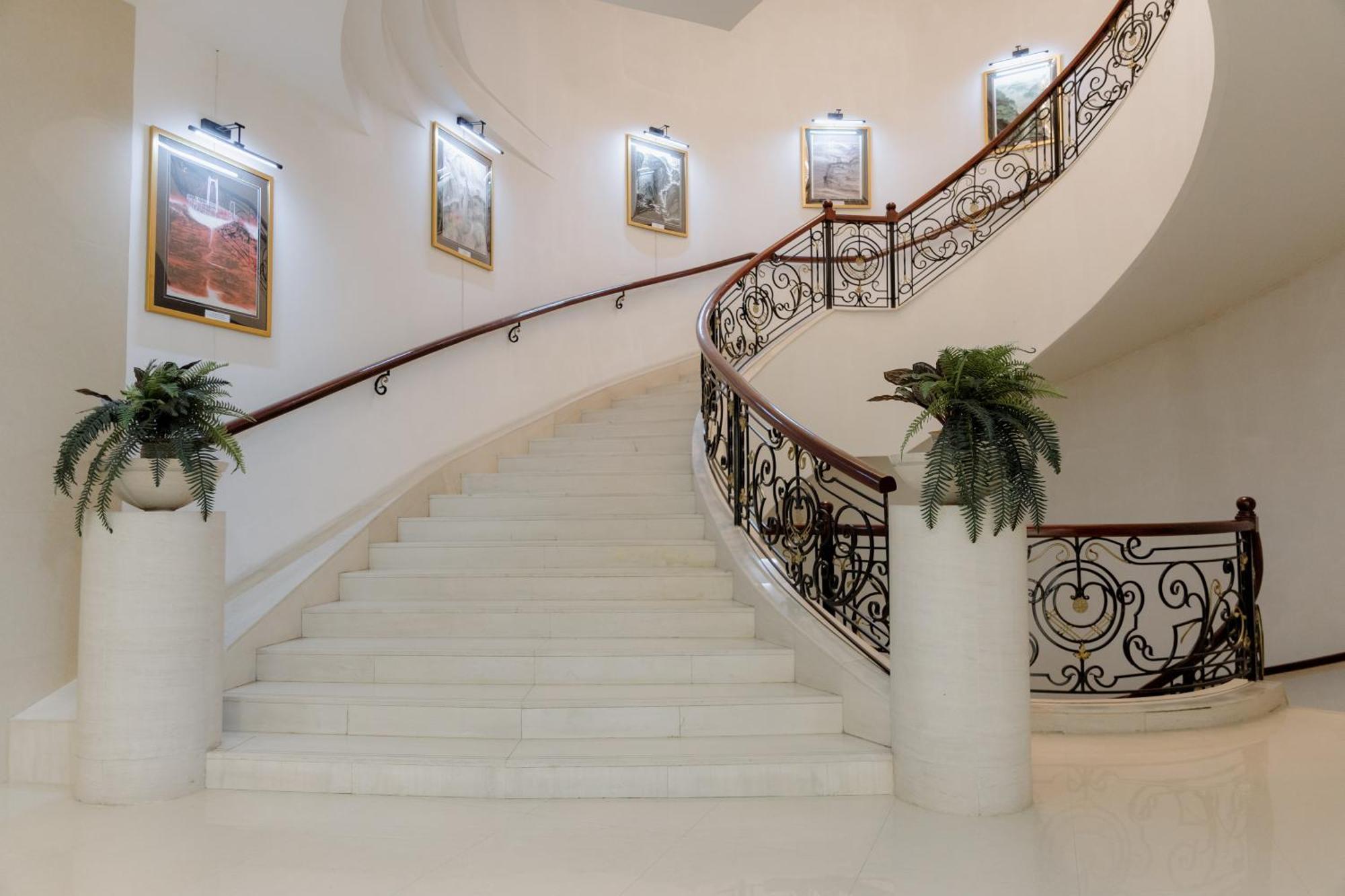โรงแรม เบจิง พาเลซ โซลักซ์ แอสทานา อัสตานา ภายนอก รูปภาพ Staircase